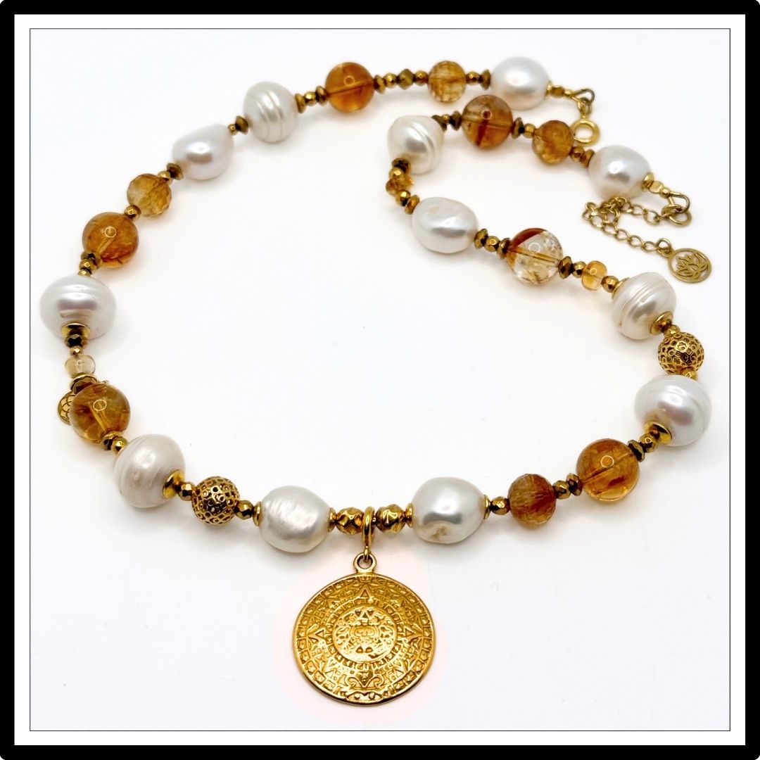 Naszyjnik perły naturalne z cytrynem i złotą monetą - projekt Meritano Jewellery - widok z góry