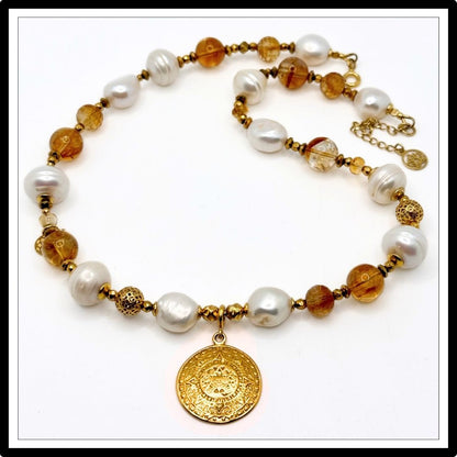 Naszyjnik perły naturalne z cytrynem i złotą monetą - projekt Meritano Jewellery - widok z góry