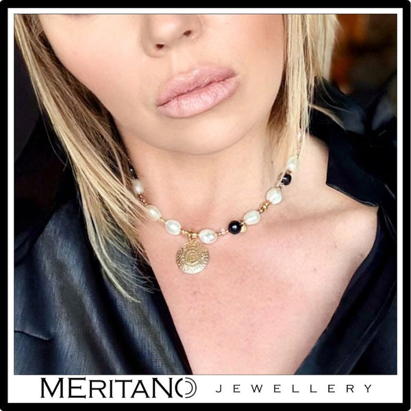 Naszyjnik perły barokowe ze złotą zawieszką - monetą Azteków, na szyi