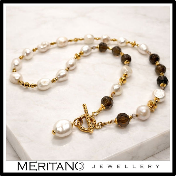 Naszyjnik z pereł barokowych z kwarcem dymnym i zawieszką, zapięcie toggle