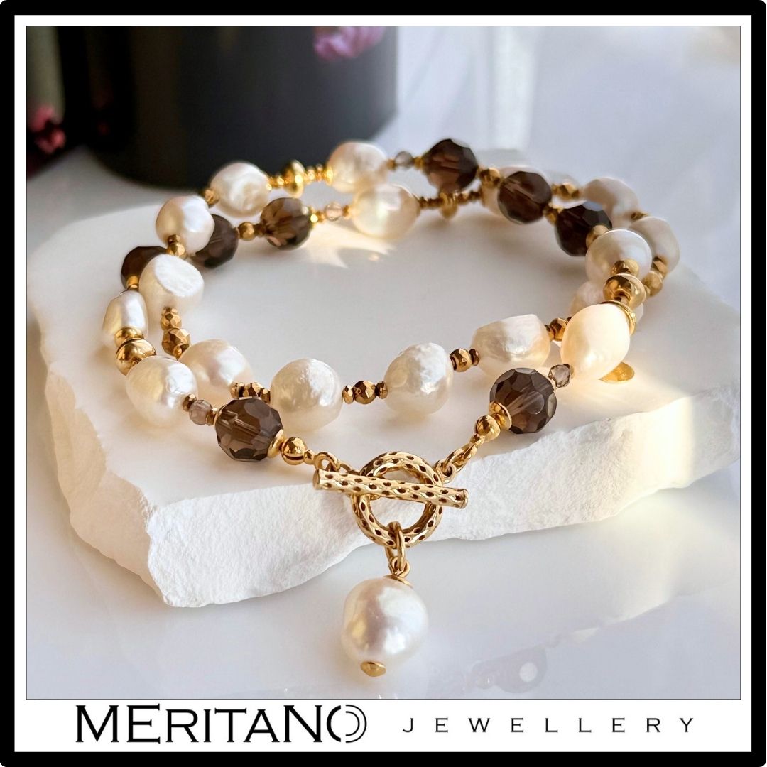 Naszyjnik z pereł naturalnych z kwarcem dymnym i zawieszką, zapięcie toggle - Meritano - widok na kamieniu