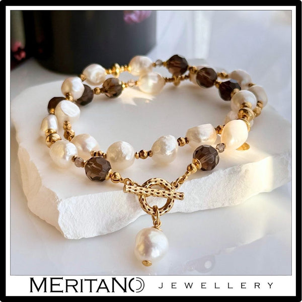 Naszyjnik z pereł naturalnych z kwarcem dymnym i zawieszką, zapięcie toggle - Meritano - widok na kamieniu