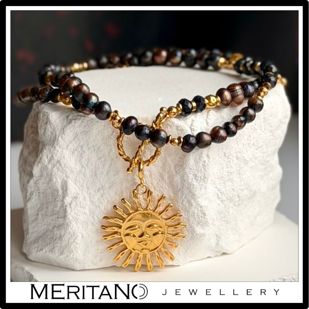 Naszyjnik z czarnych pereł naturalnych ze złotym słońcem, zapięcie z przodu na patyczek