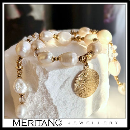 Naszyjnik z pereł barokowych naturalnych ze złotą monetą Azteków - projekt Meritano Jewellery - widok na kamieniu