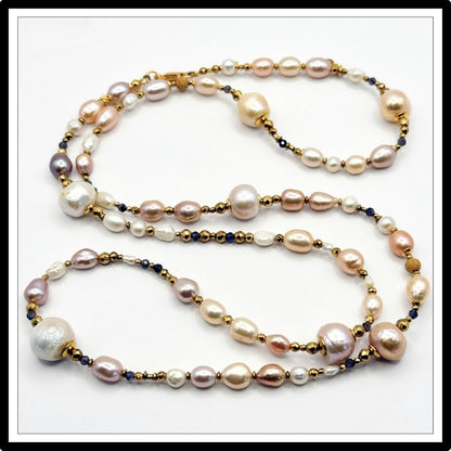 Naszyjnik z różowych pereł barokowych, długi, złote detale. Biżuteria Meritano Jewellery. Widok z góry.