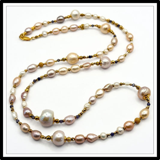 Naszyjnik z różowych pereł barokowych, długi, złote detale. Biżuteria Meritano Jewellery. Widok z góry.