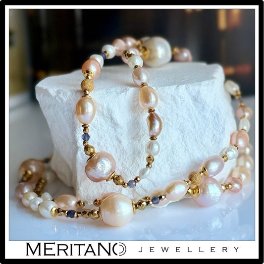 Naszyjnik z różowych pereł barokowych, długi, złote detale. Biżuteria Meritano Jewellery. Widok na białym kamieniu Naszyjnik z różowych pereł barokowych, długi, złote detale. Biżuteria Meritano Jewellery. Widok na białym kamieniu