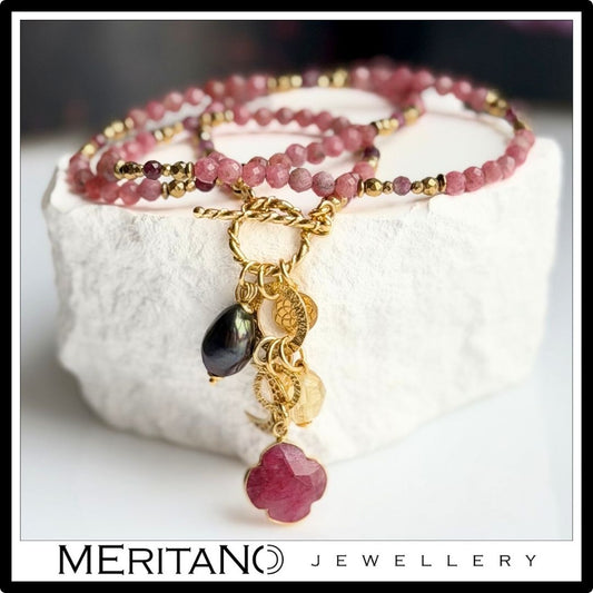 Naszyjnik z rodochrozytem z zawieszkami rubin, perła, cytryn - widok na białym gipsie