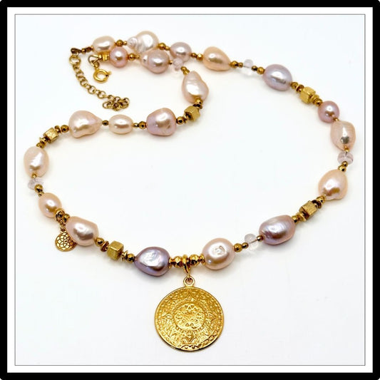 Naszyjnik z różowych pereł naturalnych ze złotą monetą Azteków. Widok z góry.