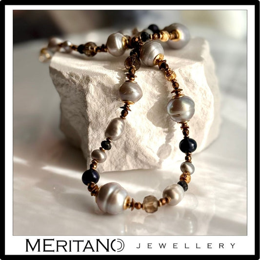 Naszyjnik ze srebrnych pereł barokowych i szafirów na białym kamieniu Naszyjnik ze srebrnych pereł barokowych i szafirów na białym kamieniu