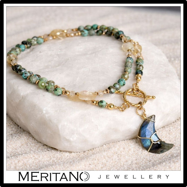 Naszyjnik z turkusem afrykańskim, cytrynem i księżycem labradorytu, zapinany z przodu - widok na białym kamieniu i piasku