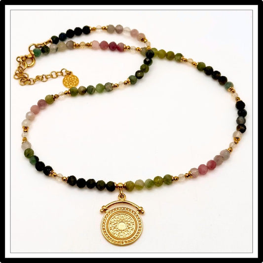 Naszyjnik z kolorowym turmalinem i złotą zawieszką boho - widok z góry