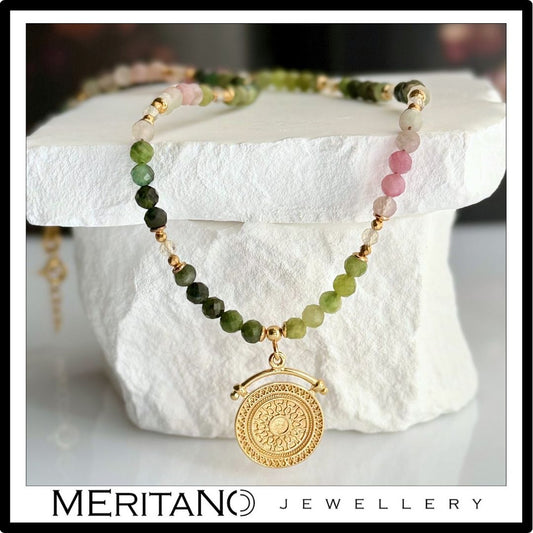 Naszyjnik z kolorowym turmalinem - zbliżenie na zawieszkę Naszyjnik z kolorowym turmalinem - zbliżenie na zawieszkę