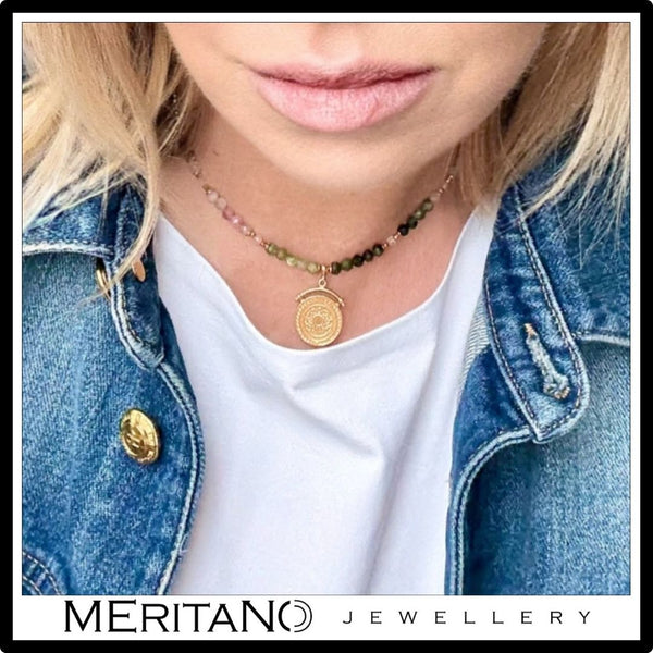 Naszyjnik z turmalinem i zawieszka, krótki naszyjnik z kamieni naturalnych - widok na modelce w białym topie i kurtce dżinsowej