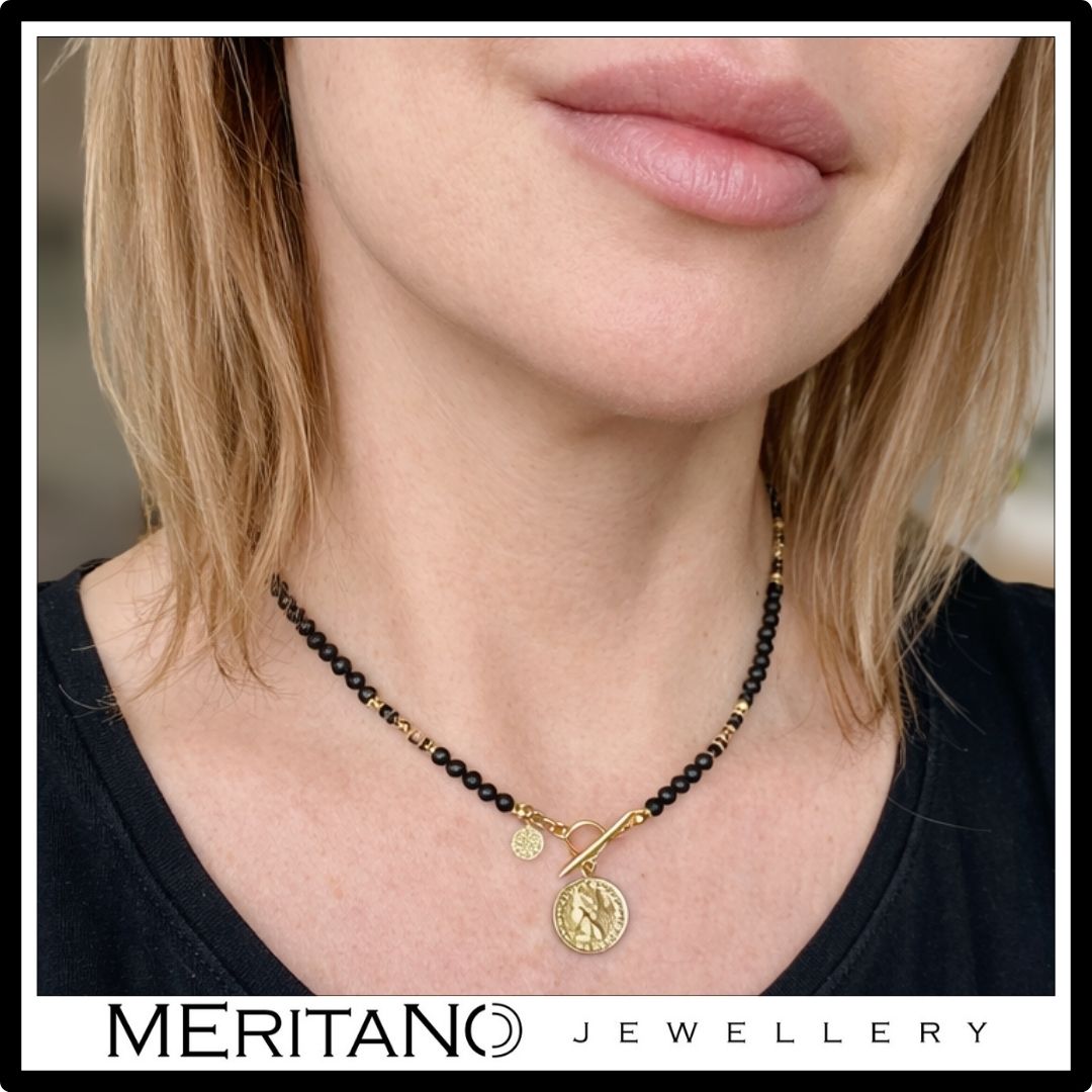 Naszyjnik z czarnym turmalinem, kwarcem dymnym i monetą , zapięcie z przodu na patyczek - widok na szyi modelki w czarnej bluzce