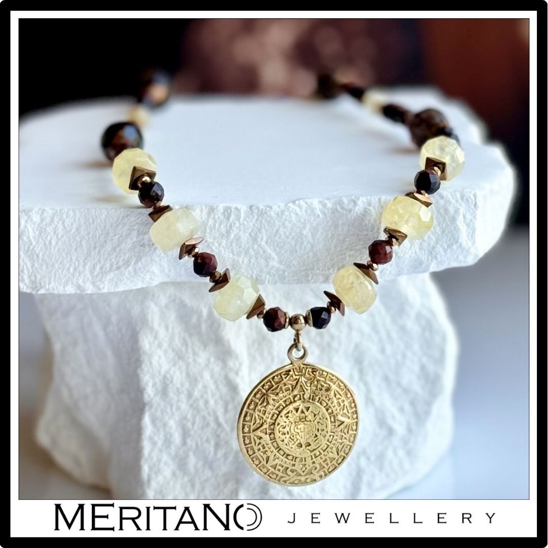 Naszyjnik z tygrysim okiem, cytrynem i kwarcem dymnym ze złotą monetą aztecką - widok na białym gipsie