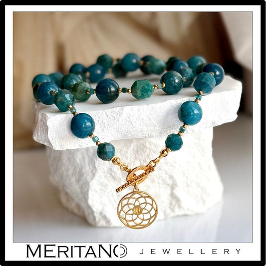 Naszyjnik z kamieni naturalnych apatyt - niebieski, widok na białym kamieniu Naszyjnik z kamieni naturalnych apatyt - niebieski, widok na białym kamieniu