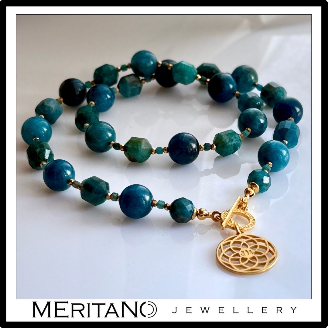 Naszyjnik z kamieni naturalnych apatyt z zawieszką - widok z boku