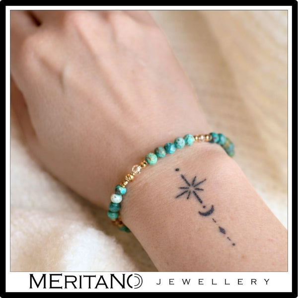 Bransoletka z turkusem naturalnym i cytrynem z drobnych niebieskich kamieni - widok na ręce