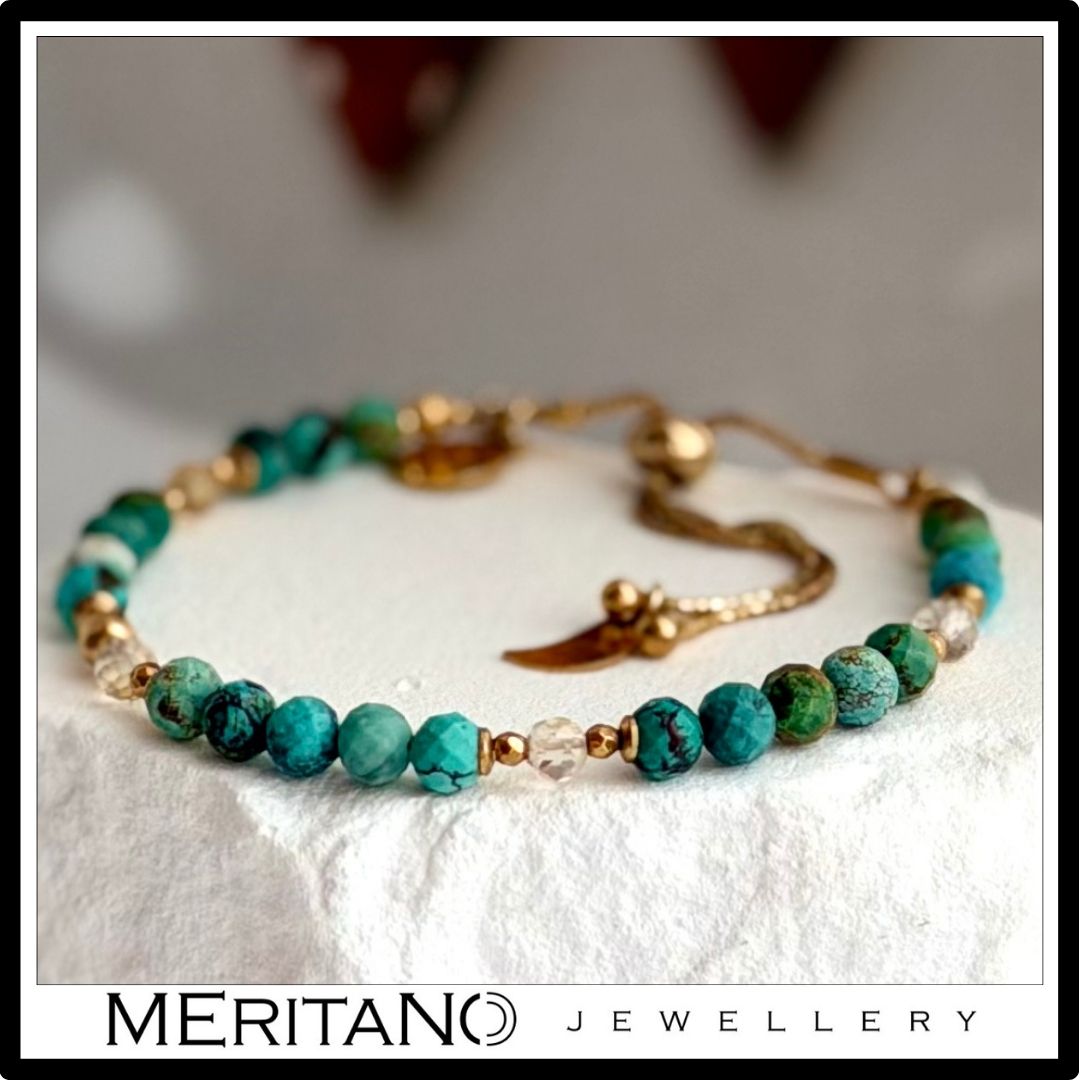 Bransoletka z turkusem naturalnym i cytrynem z drobnych niebieskich kamieni - widok na białym gipsie