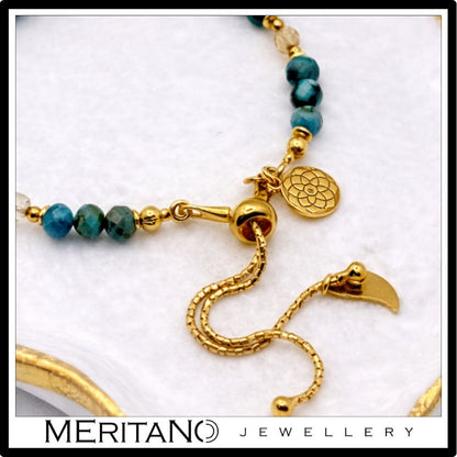 Bransoletka z turkusem naturalnym i cytrynem z drobnych niebieskich kamieni - zbliżenie na zapięcie