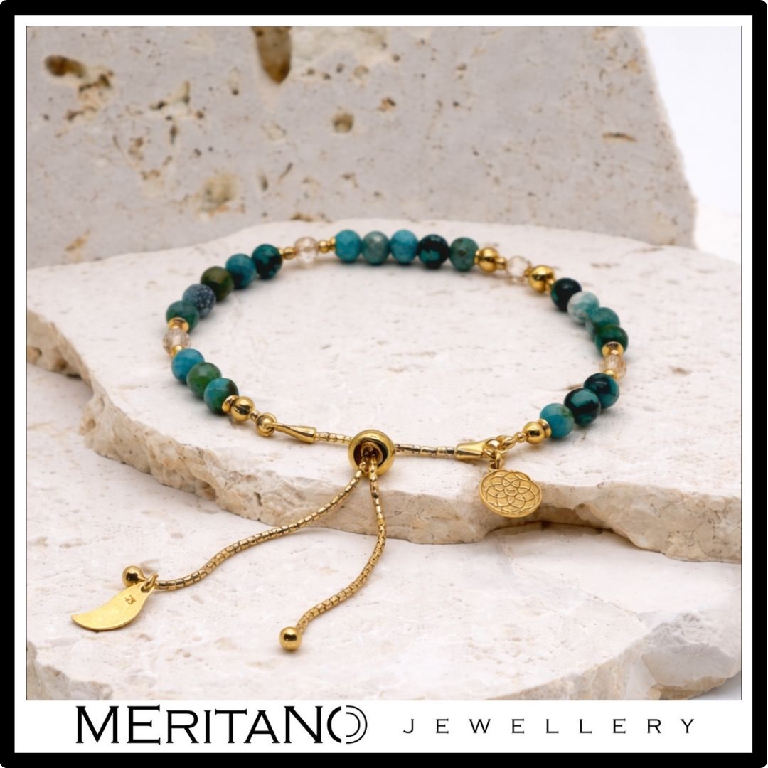 Bransoletka z turkusem i cytrynem, niebieskie kamienie i złote dodatki, leżąca na trawertynie