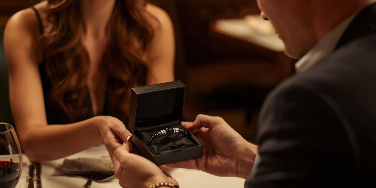 Wręczanie męskiej bransoletki z kamieni naturalnych jako prezent walentynkowy