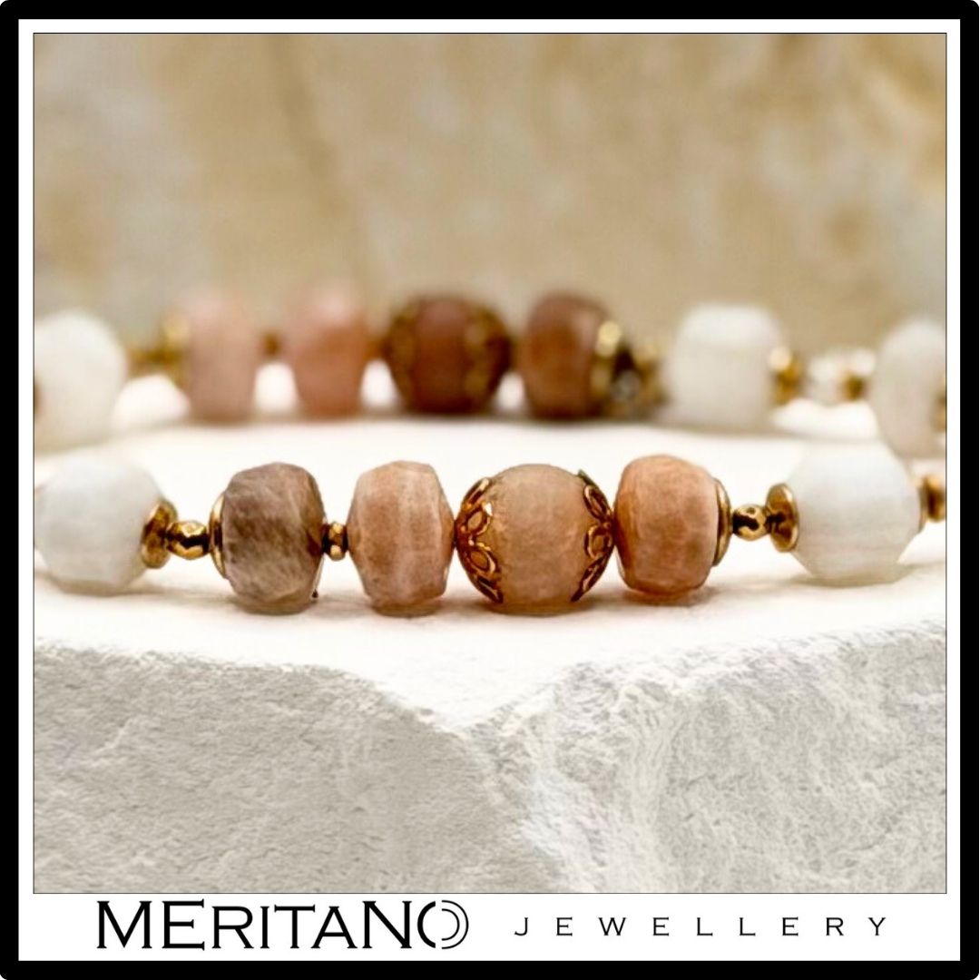 bransoletka kamień księżycowy i kamień słoneczny zawieszka serce  - zbliżenie