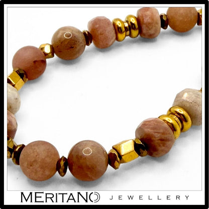 Różowy brelok do kluczy damski z agatem i kamieniem słonecznym, zawieszka złote słońce, widok na detale