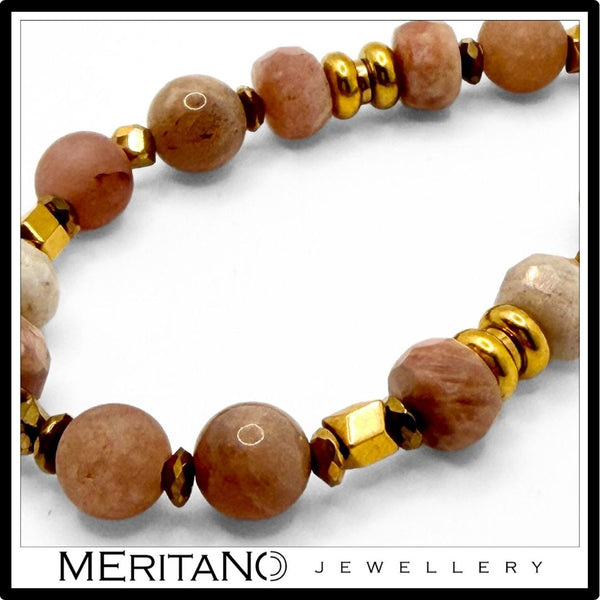 Różowy brelok do kluczy damski z agatem i kamieniem słonecznym, zawieszka złote słońce, widok na detale