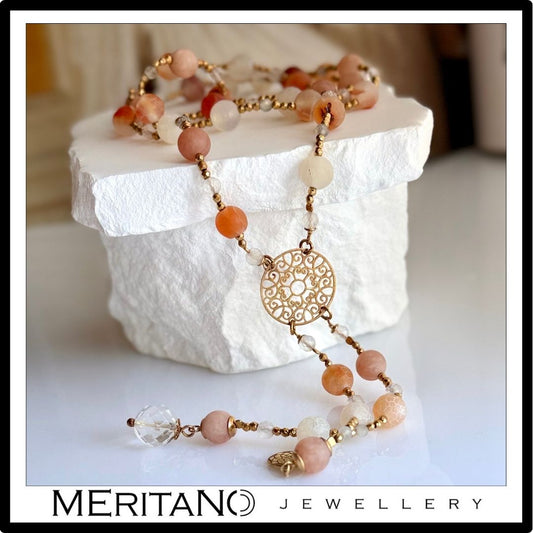 Naszyjnik z różowym agatem i labradorytem, długi - widok na kamieniu Naszyjnik z różowym agatem i labradorytem, długi - widok na kamieniu