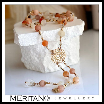 Naszyjnik z różowym agatem i labradorytem, długi - widok na kamieniu