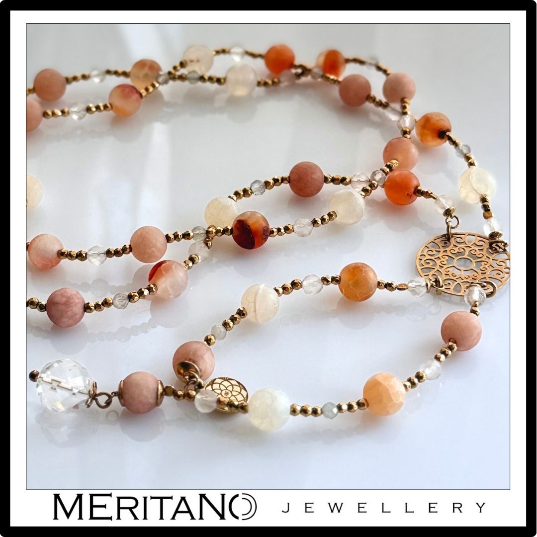 Naszyjnik z agatem i labradorytem, długi naszyjnik z różowych kamieni - widok z góry