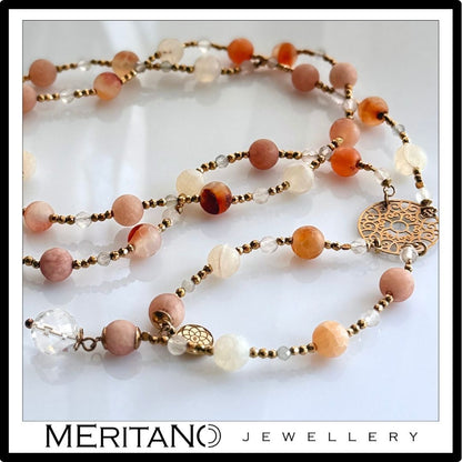 Naszyjnik z agatem i labradorytem, długi naszyjnik z różowych kamieni - widok z góry