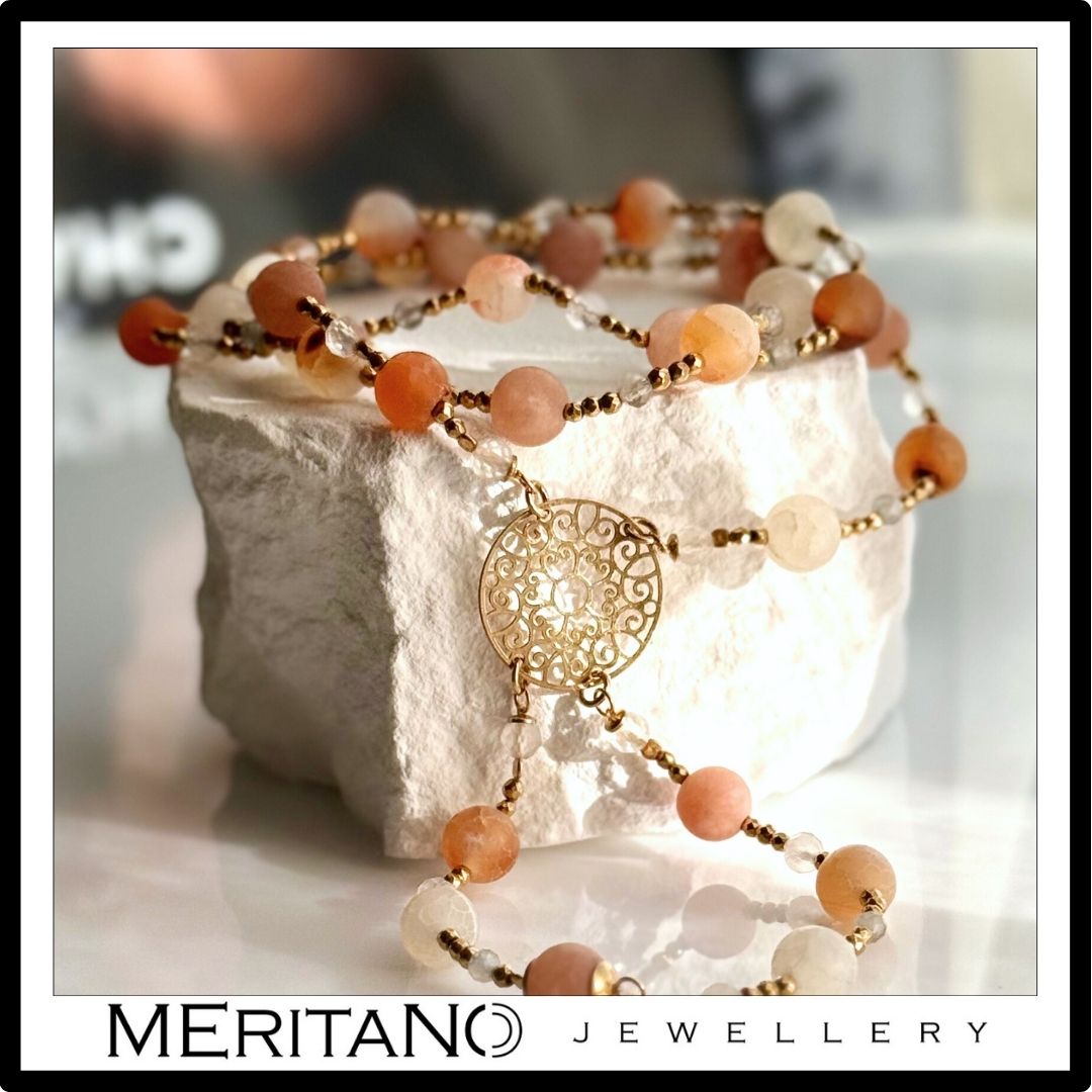 Długi naszyjnik z kamieni naturalnych - agat, labradoryt, kryształ, różowy - widok na białym kamieniu