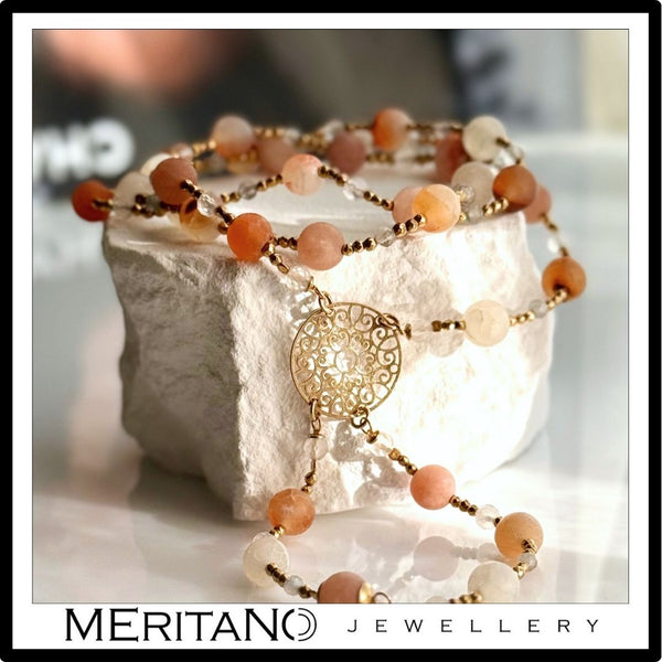 Długi naszyjnik z kamieni naturalnych - agat, labradoryt, kryształ, różowy - widok na białym kamieniu