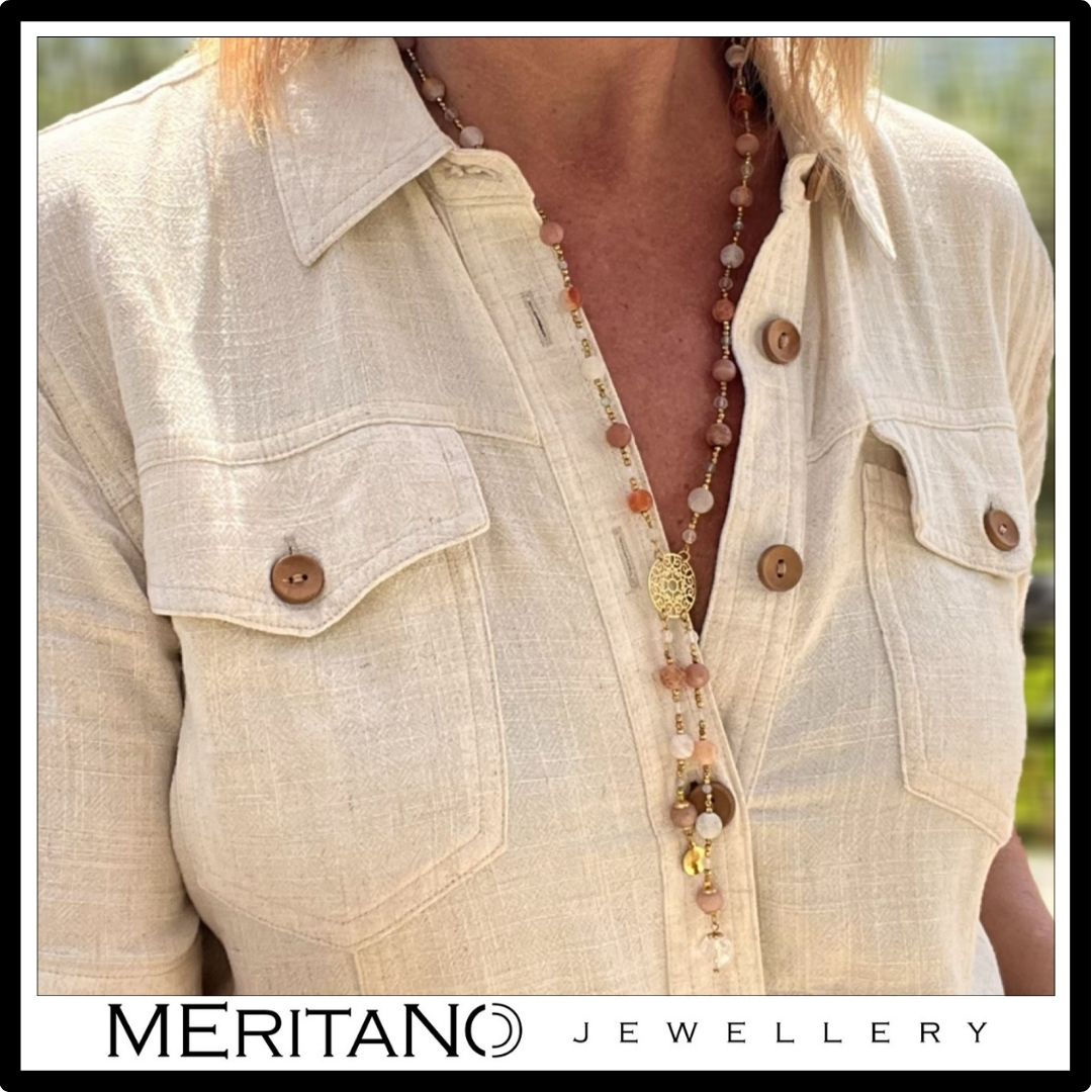 Długi naszyjnik z różowym kamieniem agatem, labradorytem i rozetą. Widok na szyi.