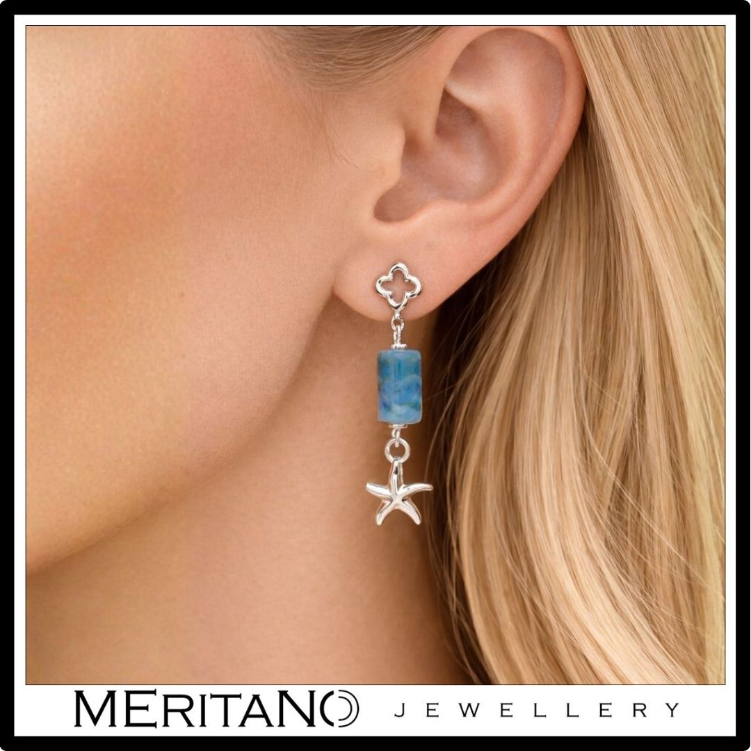 srebrne kolczyki z apatytem na uchu