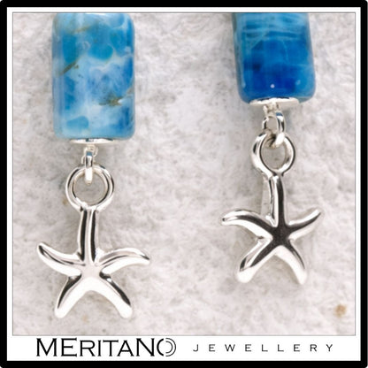 srebrne kolczyki z apatytem i rozgwiazdą, kolczyki na lato. Widok z przodu.