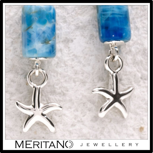 srebrne kolczyki z apatytem i rozgwiazdą, kolczyki na lato. Widok z przodu.