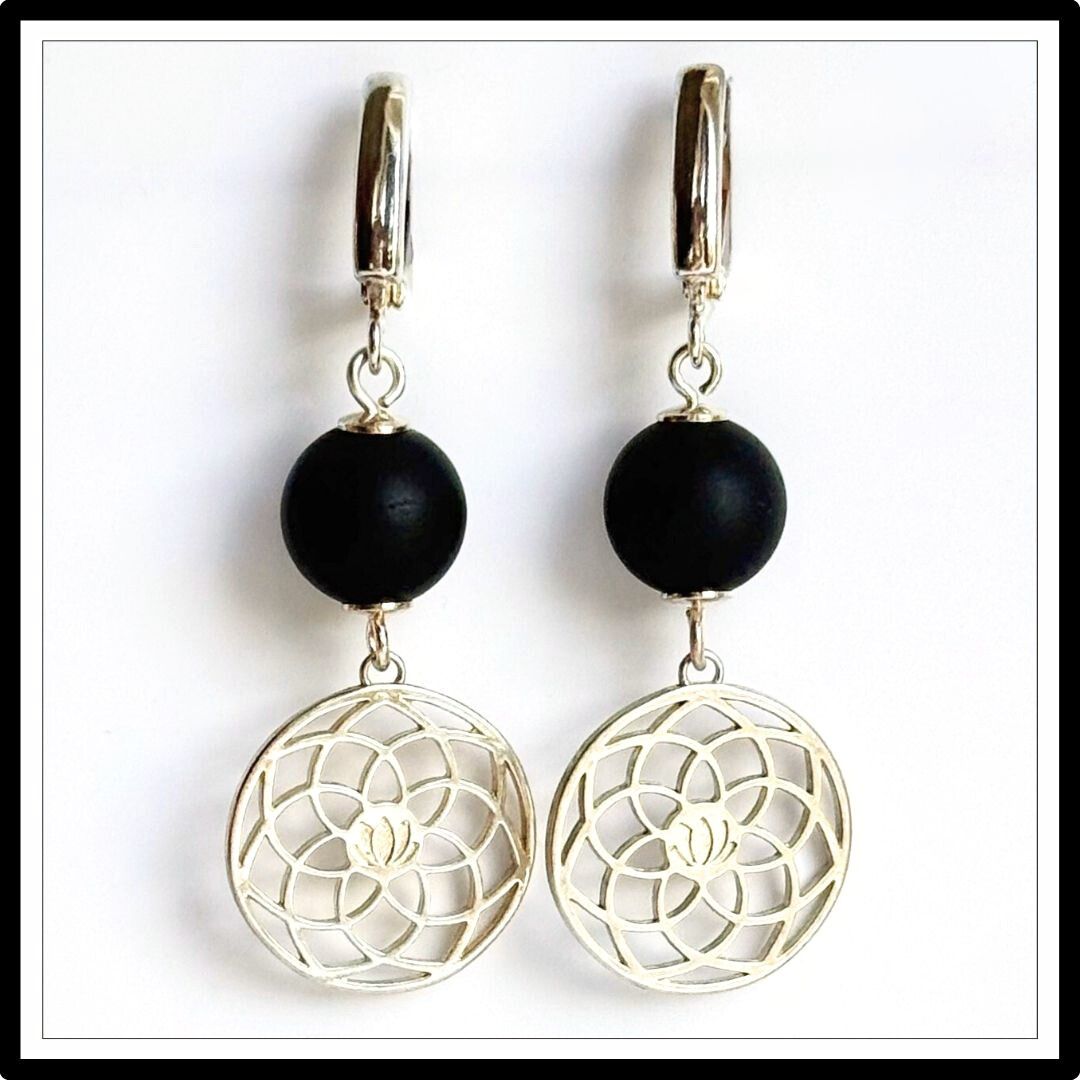 Kolczyki z turmalinem, wiszące ze srebrnym ornamentem, za[pięcie angielskie - widok z przodu