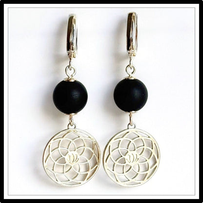 Kolczyki z turmalinem, wiszące ze srebrnym ornamentem, za[pięcie angielskie - widok z przodu