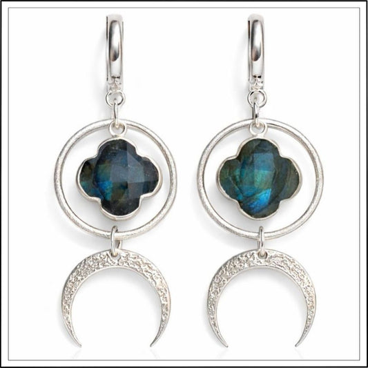 Srebrne kolczyki z labradorytem, wiszące księżyce i koniczyna marokańska na białym tle