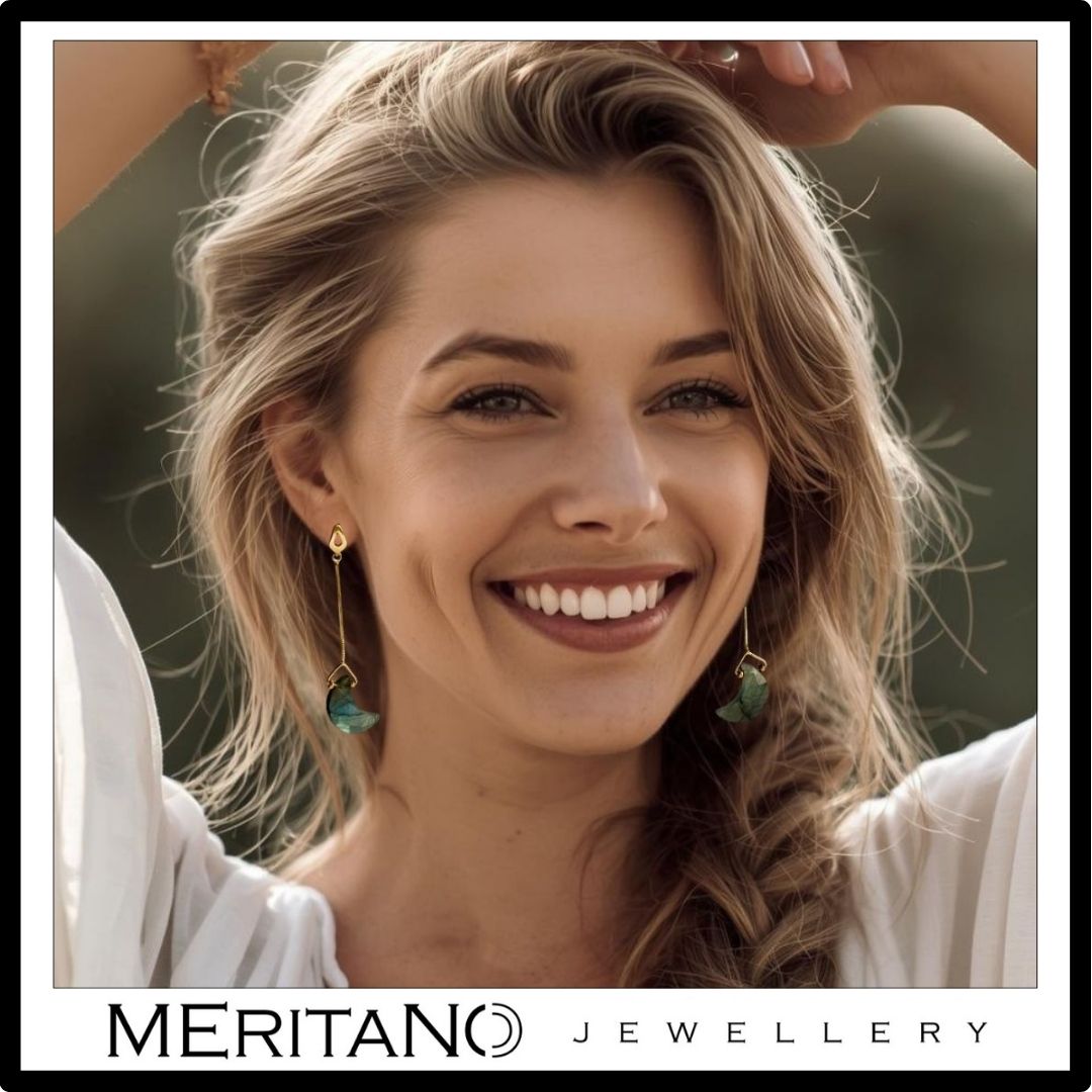 Kolczyki księżyc z labradorytem, wiszące - widok na modelce