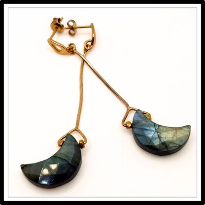 Kolczyki z labradorytem w formie księżyca, wiszące ze srebrem pozłacanym - widok z góry.