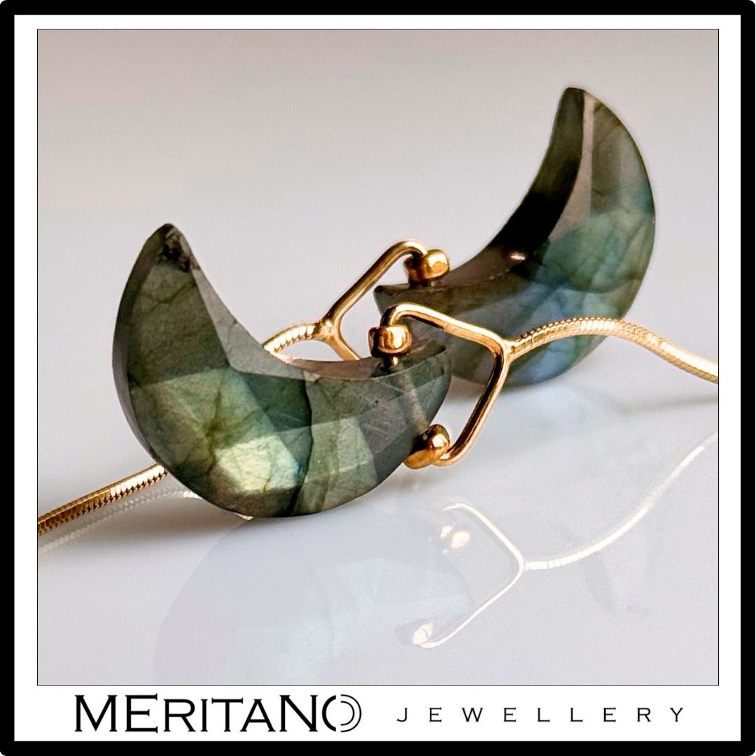 Kolczyki z labradorytem - zbliżenie na księżyce.