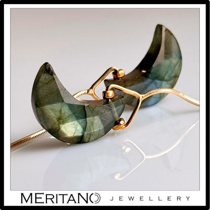 Kolczyki z labradorytem - zbliżenie na księżyce.