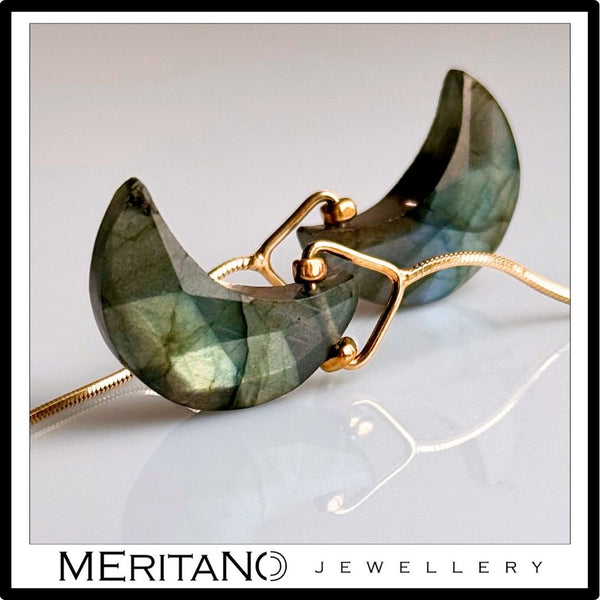 Kolczyki z labradorytem - zbliżenie na księżyce.