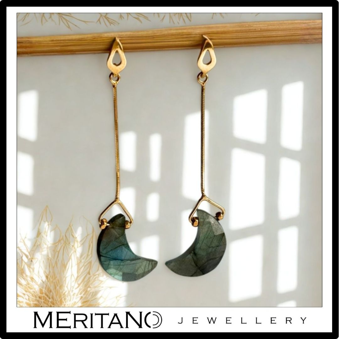 Wiszące kolczyki labradoryt i księżyc - widok z przodu.