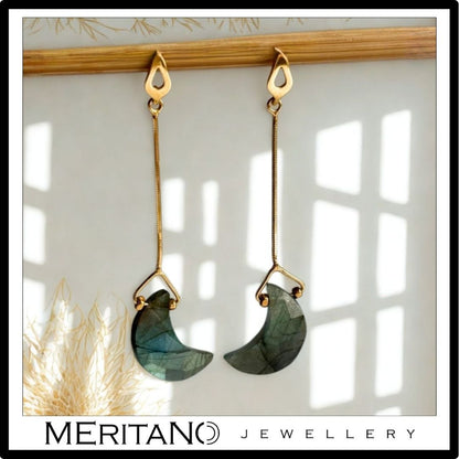 Wiszące kolczyki labradoryt i księżyc - widok z przodu.